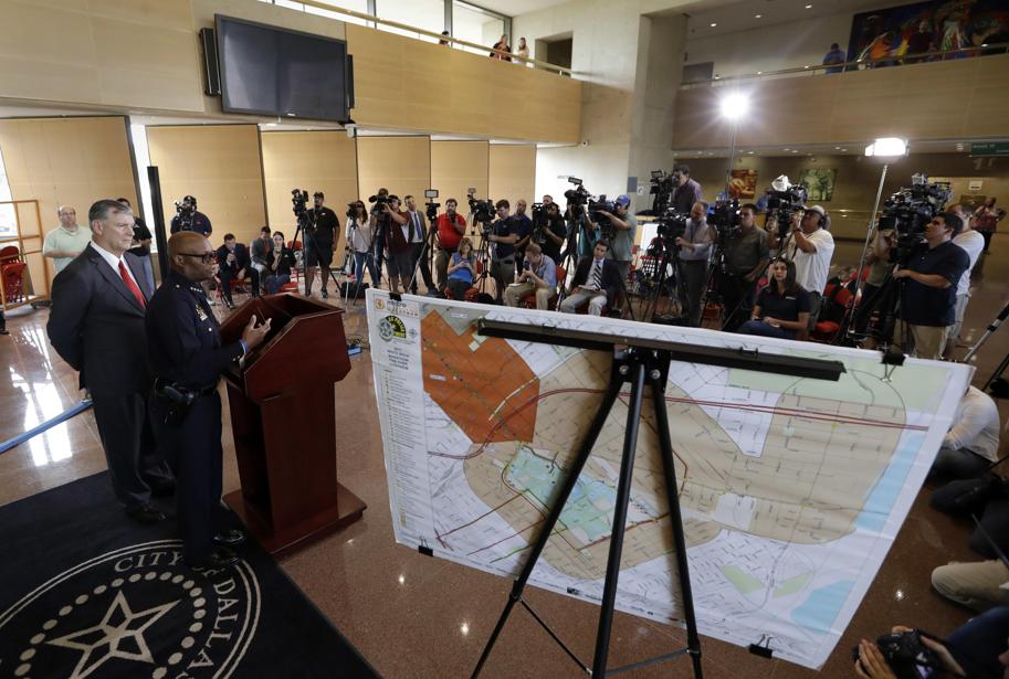 La conferenza stampa del capo della polizia a Dallas